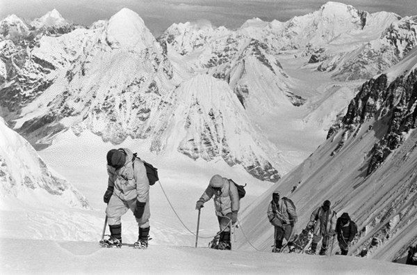 △1960年5月，中國登山隊隊員在海拔7150米的冰雪坡上行進。