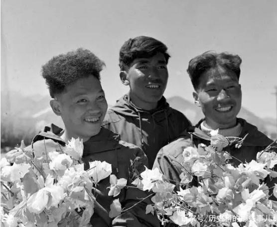 △1960年5月25日凌晨4點20分，中國登山隊隊員成功登上珠穆朗瑪峰。（右起）王富洲、貢布（藏族）和屈銀華。